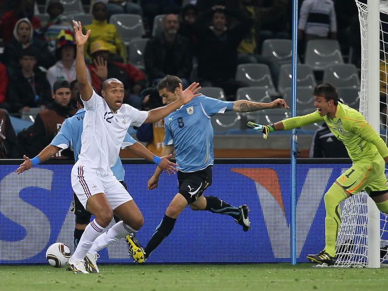 Uruguay-v-France-Thierry-Henry-pena.jpg