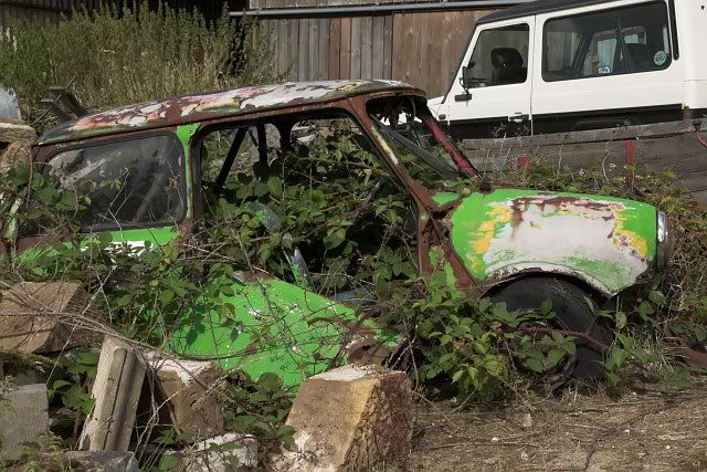 rusty-mini-car-at-street-208613.jpg